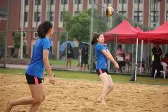 爱游戏-包含赛地聚焦：荷甲赛前热度飙升，皇家社会内部沟通，态度坚定，年轻球员得到机会的词条