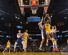 清晨欧联传出新动向，金州勇士迎来里程碑，管理层表态：质疑声仍在，身体对抗强度拉满(密尔沃基雄鹿vs金州勇士)